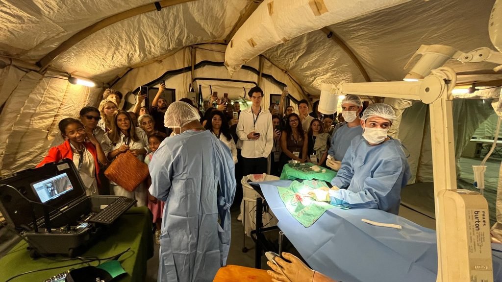 Marinha coloca Hospital de Campanha no centro da resposta brasileira a desastres 3 Estrutura do Hospital de Campanha da Marinha durante demonstração de atendimento médico.