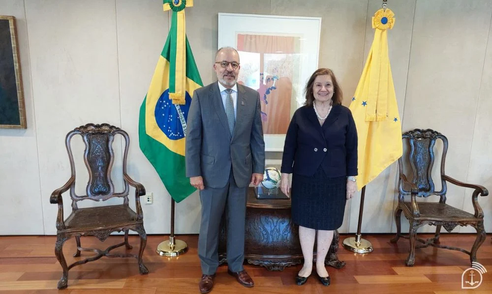 ATLAS: Marinha do Brasil participa da construção das regras para a energia nuclear no mar 2 Secretário Naval de Segurança Nuclear e Qualidade, Almirante de Esquadra (Reserva) Petronio Augusto Siqueira de Aguiar, é recebido pela Embaixadora do Brasil nos Estados Unidos, Maria Luiza Viotti — Imagem: Marinha do Brasil