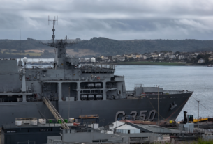NDM Oiapoque (G350) já ostenta sua identificação brasileira no casco durante o processo de preparação no Reino Unido.