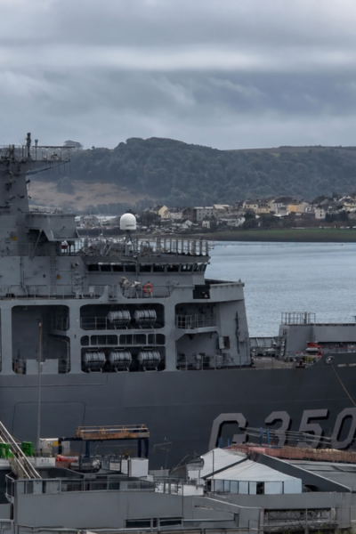 NDM Oiapoque (G350) já ostenta sua identificação brasileira no casco durante o processo de preparação no Reino Unido.