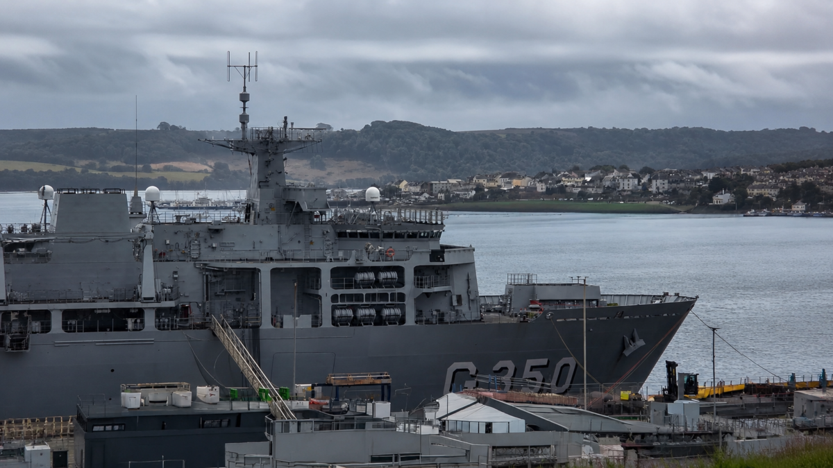 NDM Oiapoque já ostenta o G350 e avança para transferência à Marinha 1 NDM Oiapoque (G350) já ostenta sua identificação brasileira no casco durante o processo de preparação no Reino Unido.