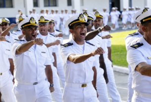 O concurso Oficiais RM2 da Marinha do Brasil abre nesta sexta-feira (18) as inscrições para o Processo Seletivo do Serviço Militar Voluntário (SMV) de Oficiais da Reserva de 2ª Classe da Marinha (RM2), no âmbito do 1º Distrito Naval (Com1ºDN). Ao todo, são 171 vagas para profissionais de nível superior nas áreas de Saúde, Apoio à Saúde, Técnica, Técnica-Magistério e Engenharia.