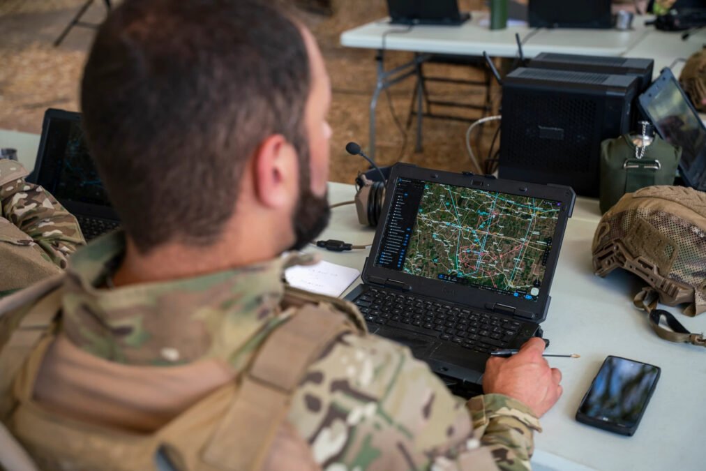 Thales apresenta HexaForce, sistema de comando e controle militar com IA para operações multidomínio 6 HexaForce, sistema de comando e controle multidomínio da Thales, desenvolvido com recursos de inteligência artificial para apoiar operações militares. Foto: ©Thales