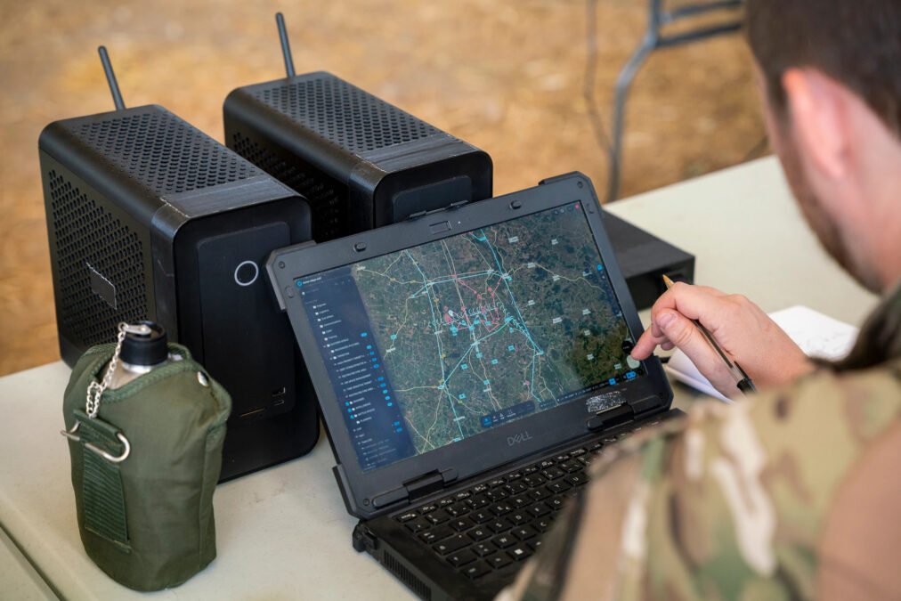 Thales apresenta HexaForce, sistema de comando e controle militar com IA para operações multidomínio 5 HexaForce, sistema de comando e controle multidomínio da Thales, desenvolvido com recursos de inteligência artificial para apoiar operações militares. Foto: ©Thales