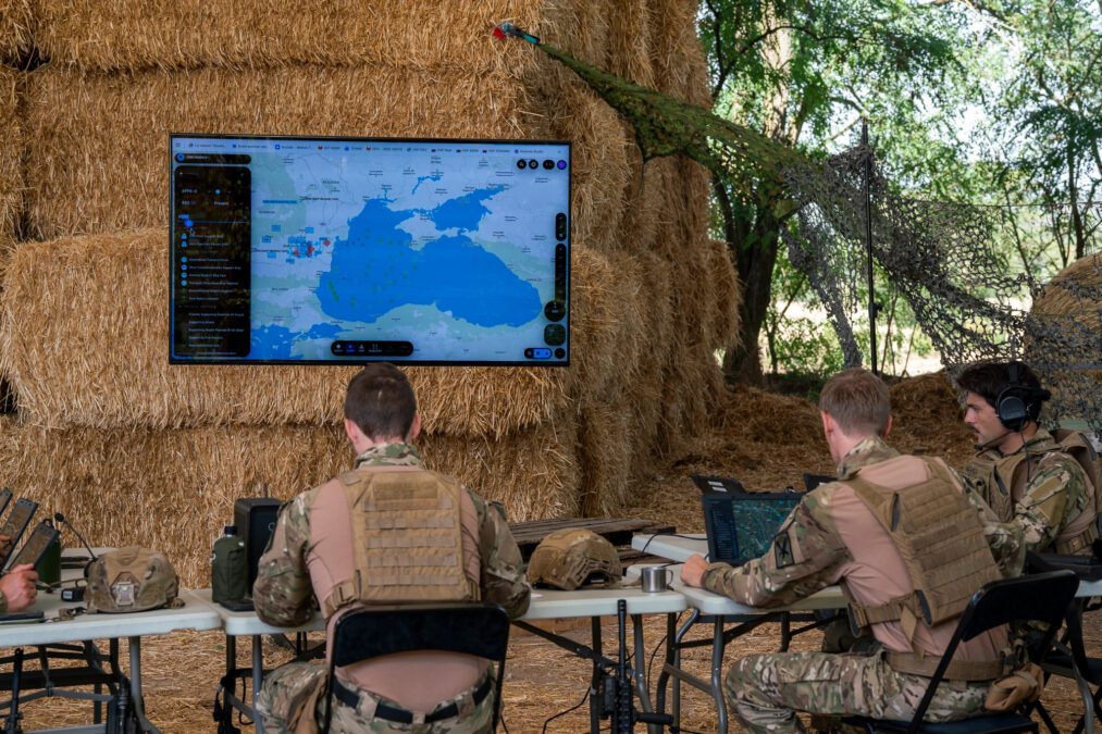 Thales apresenta HexaForce, sistema de comando e controle militar com IA para operações multidomínio 2 Hexaforce