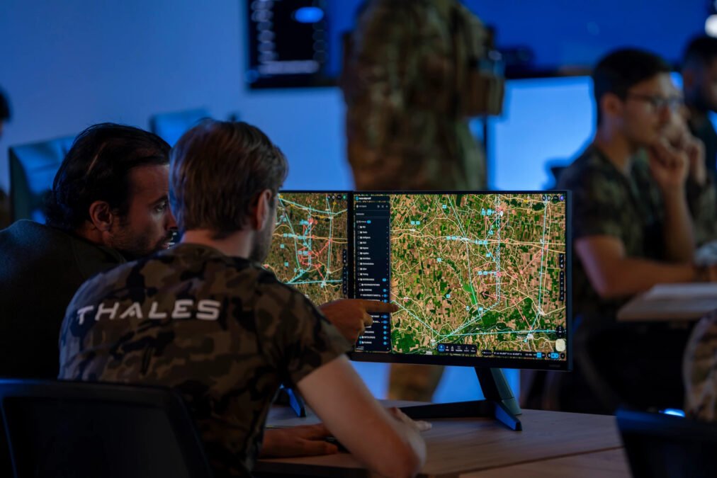Thales apresenta HexaForce, sistema de comando e controle militar com IA para operações multidomínio 1 Hexaforce
