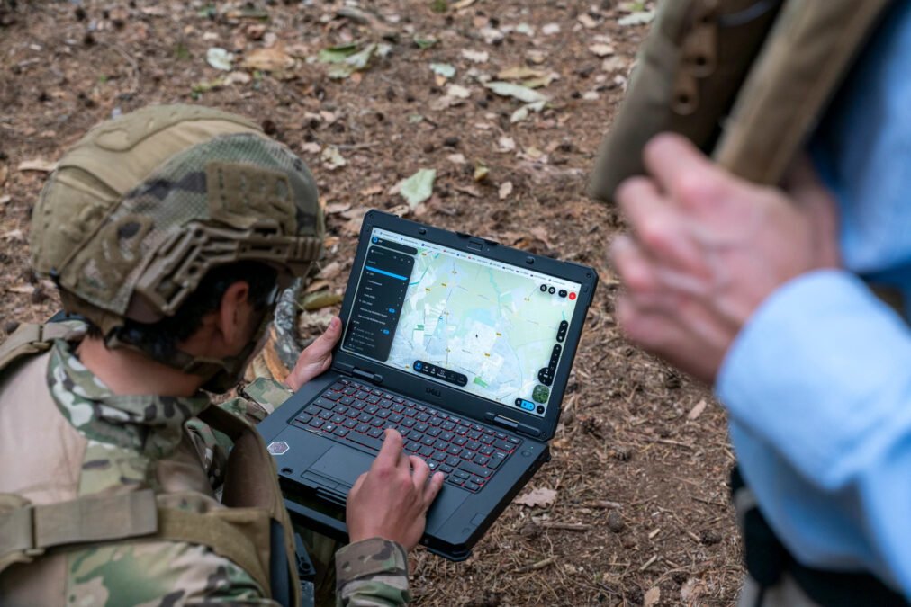Thales apresenta HexaForce, sistema de comando e controle militar com IA para operações multidomínio 4 HexaForce, sistema de comando e controle multidomínio da Thales, desenvolvido com recursos de inteligência artificial para apoiar operações militares. Foto: ©Thales