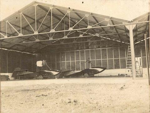 Aviação Naval completa 110 anos de história e evolução 3 Hidroaviões Curtiss em montagem nos hangares da Escola de Aviação Naval.