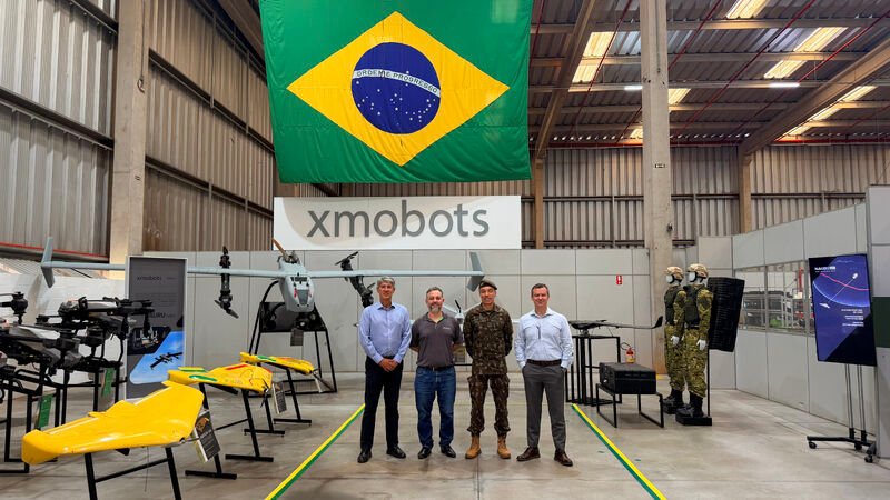 Xmobots leva Nauru 100D e XSIS 222A à Operação Formosa 2026 e apresenta Vision ao Ministério da Defesa 3 Representantes do Ministério da Defesa conheceram a estrutura de engenharia, produção e pesquisa da Xmobots, em São Carlos (SP), onde também foi apresentado o Xmobots Vision.
Crédito: Xmobots