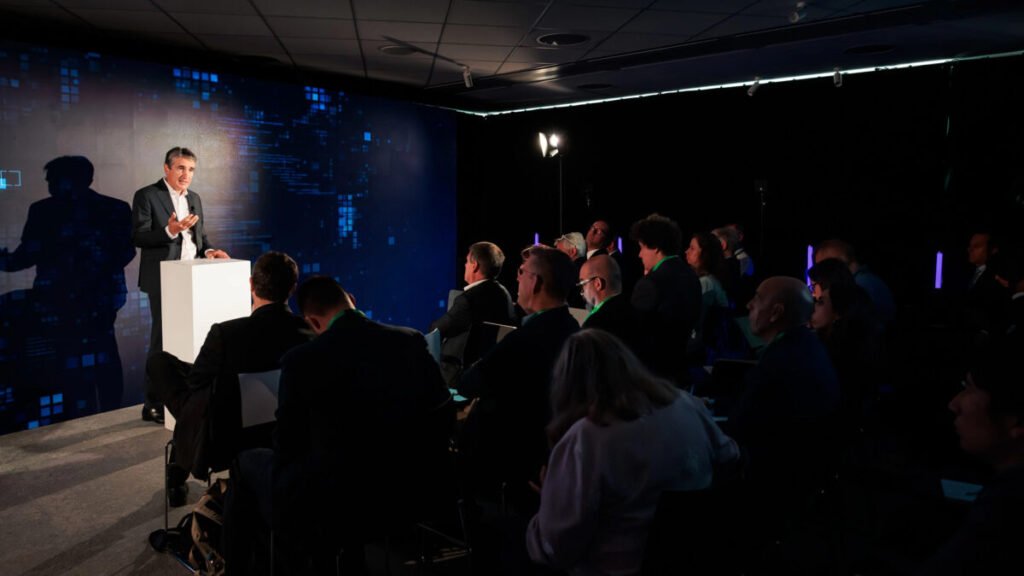 Thales apresenta HexaForce, sistema de comando e controle militar com IA para operações multidomínio 3 HexaForce, sistema de comando e controle multidomínio da Thales, desenvolvido com recursos de inteligência artificial para apoiar operações militares.
