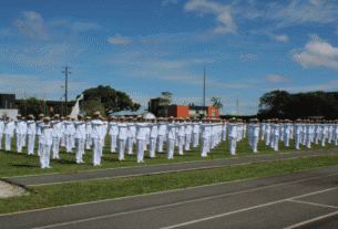 O concurso Oficiais RM2 da Marinha do Brasil abre nesta sexta-feira (18) as inscrições para o Processo Seletivo do Serviço Militar Voluntário de Oficiais (PS-SMV-OF/2027), no âmbito do 4º Distrito Naval (Com4ºDN). Ao todo, são 25 vagas para profissionais de nível superior interessados em ingressar temporariamente na Marinha como Oficiais da Reserva de 2ª Classe da Marinha (RM2).