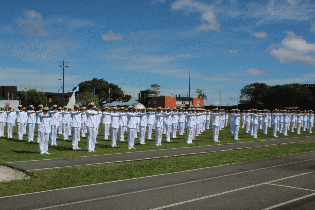 O concurso Oficiais RM2 da Marinha do Brasil abre nesta sexta-feira (18) as inscrições para o Processo Seletivo do Serviço Militar Voluntário de Oficiais (PS-SMV-OF/2027), no âmbito do 4º Distrito Naval (Com4ºDN). Ao todo, são 25 vagas para profissionais de nível superior interessados em ingressar temporariamente na Marinha como Oficiais da Reserva de 2ª Classe da Marinha (RM2).