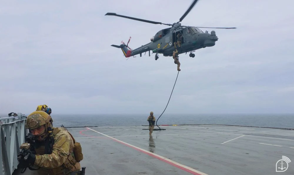 Operação Sentinela: Marinha leva o NAM Atlântico à Elevação do Rio Grande 4 Fast Rope realizado pelo Destacamento de Mergulhadores de Combate (DstMEC) - Imagem: Marinha do Brasil