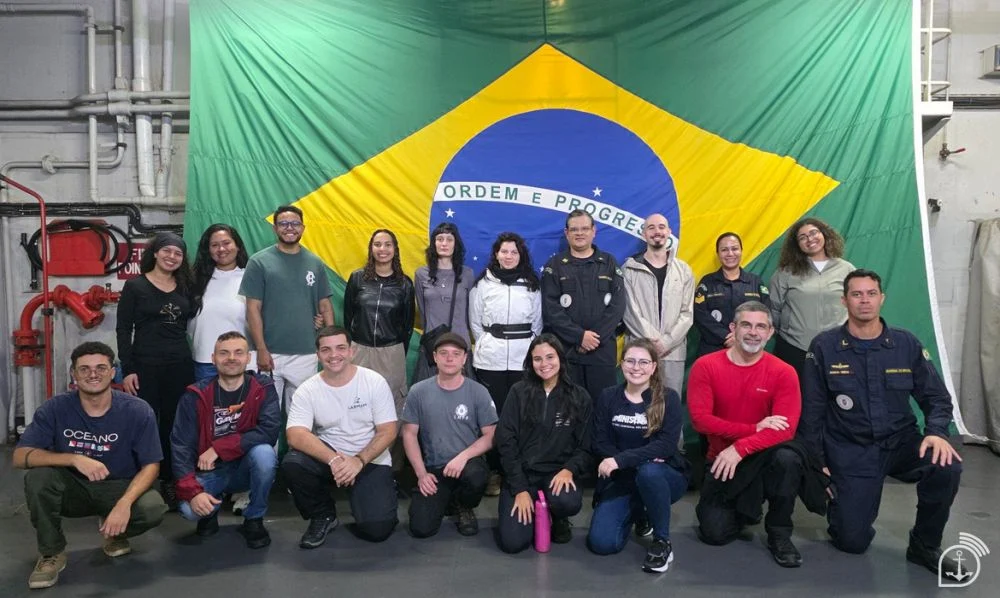 Operação Sentinela: Marinha leva o NAM Atlântico à Elevação do Rio Grande 3 Pesquisadores e militares da Marinha do Brasil durante a Operação Sentinela