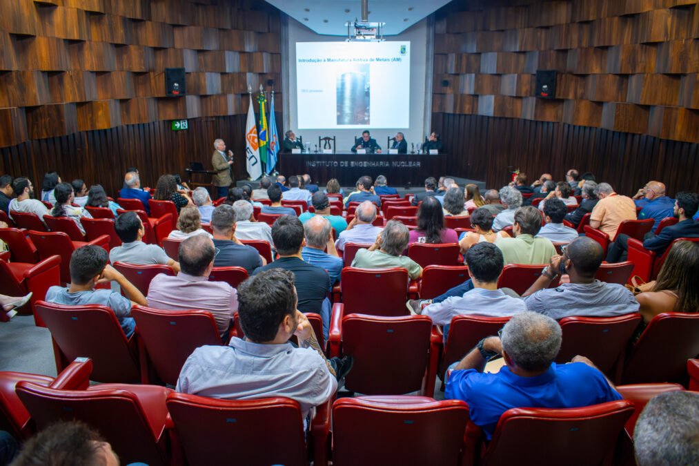 AMAZUL avança em estudos do Microrreator Nuclear em parceria com a Marinha 4 Mesa-redonda aprofundou as discussões sobre o projeto do Microrreator Nuclear brasileiro. Foto: Gledson Júnior/IEN-CNEN.