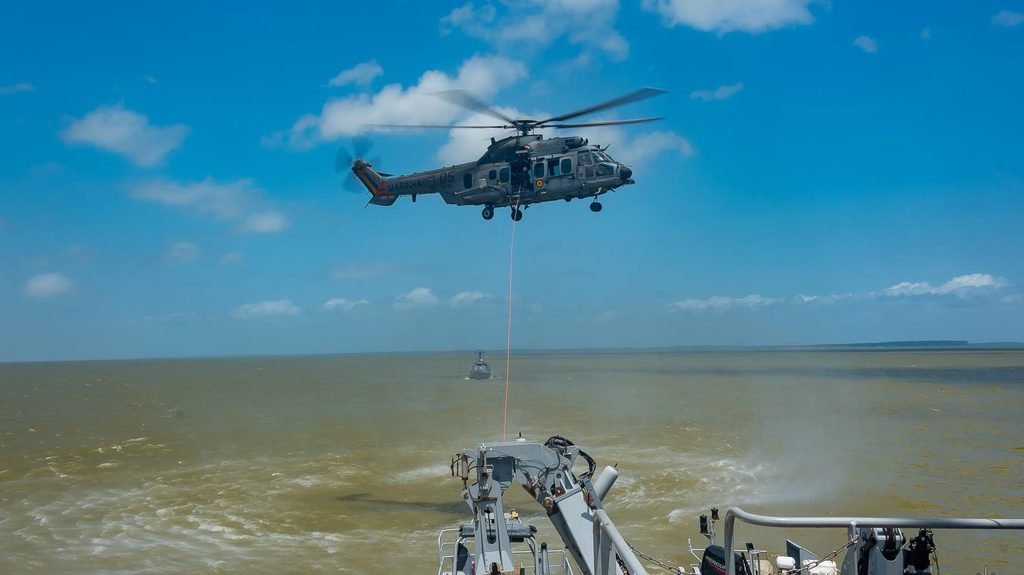 Navio-Patrulha francês La Résolue visitará Belém e Fortaleza em setembro 3 Navio-Patrulha La Résolue, da Marinha Nacional da França, durante exercício conjunto com a Marinha do Brasil no Rio Amazonas, com um helicóptero brasileiro operando nas proximidades.