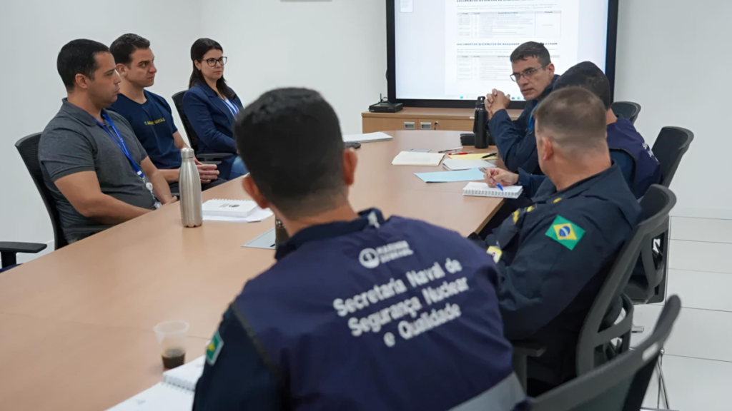 Equipe da SecNSNQ durante auditoria de garantia da qualidade relacionada ao submarino nuclear Álvaro Alberto.
