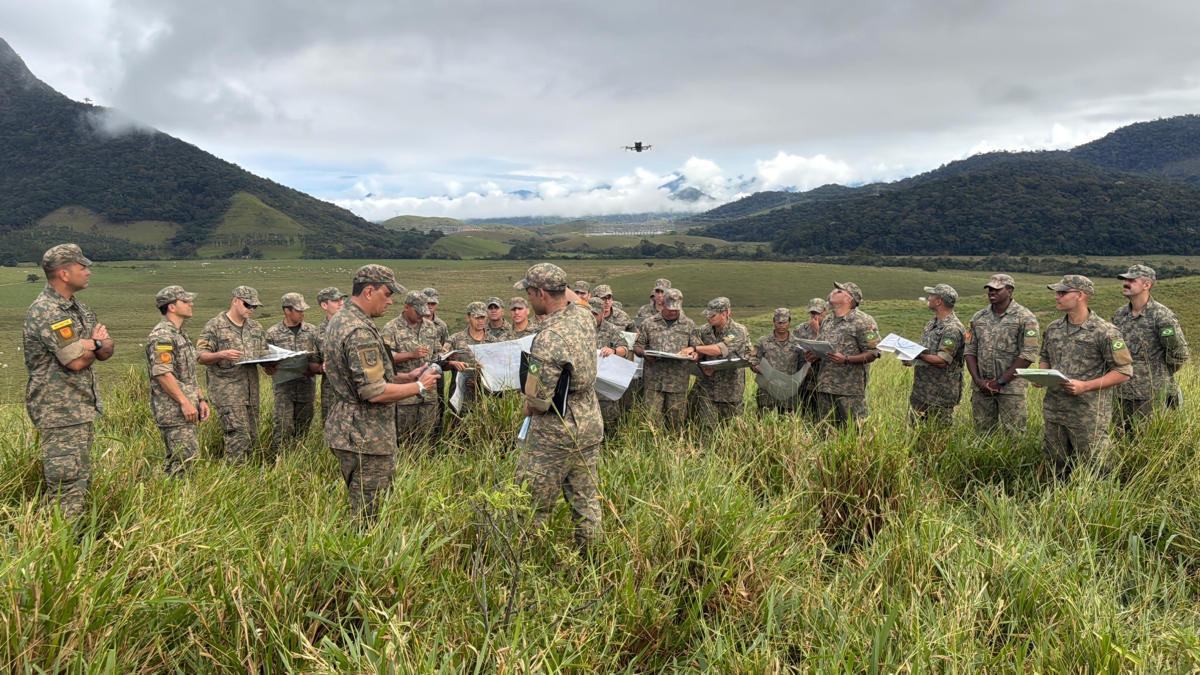 CIASC emprega drones no Corpo de Fuzileiros Navais durante formação de Oficiais 1 Drones no Corpo de Fuzileiros Navais são empregados de forma inédita pelo CIASC durante o C-ApA-CFN/2026, ampliando a consciência situacional e o ISR
