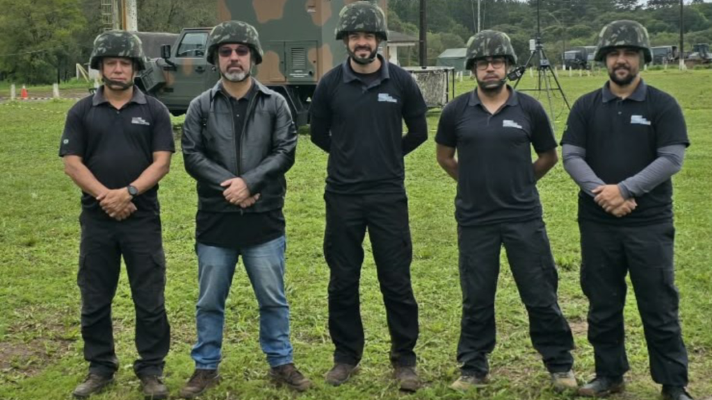 SARP HARPIA apoia artilharia do Exército Brasileiro em exercício em Santa Catarina 4 SARP HARPIA da ADTECH-SD em atividade de vigilância e apoio à artilharia militar.