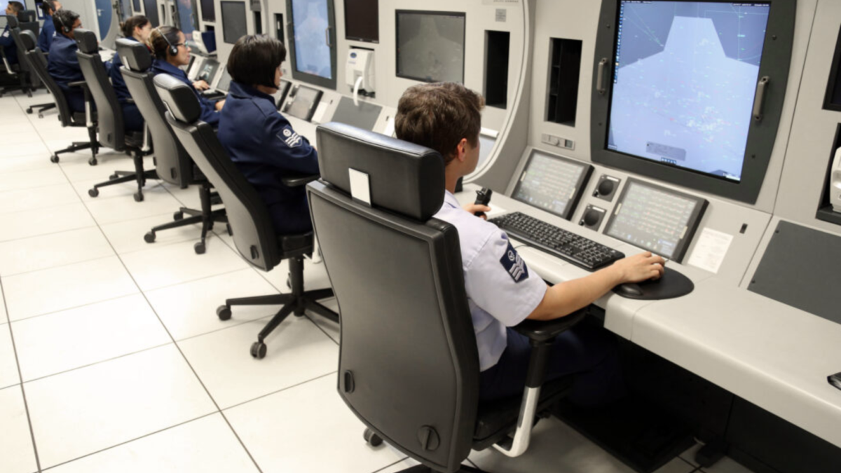 Atech apresenta nova plataforma de gerenciamento do fluxo aéreo durante evento da ICAO 1 Centro de controle de tráfego aéreo com soluções da Atech