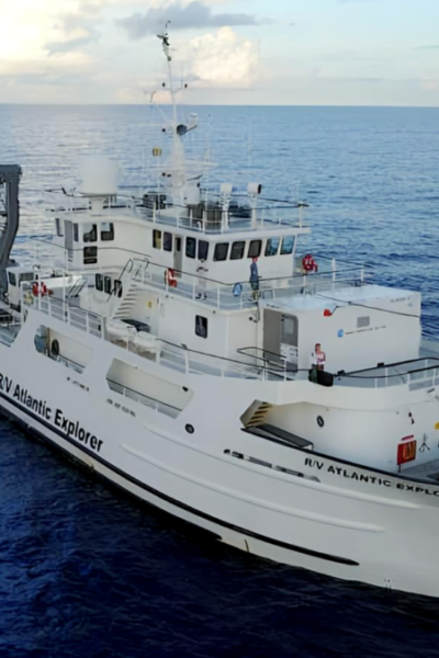 R/V Atlantic Explorer durante operação no mar