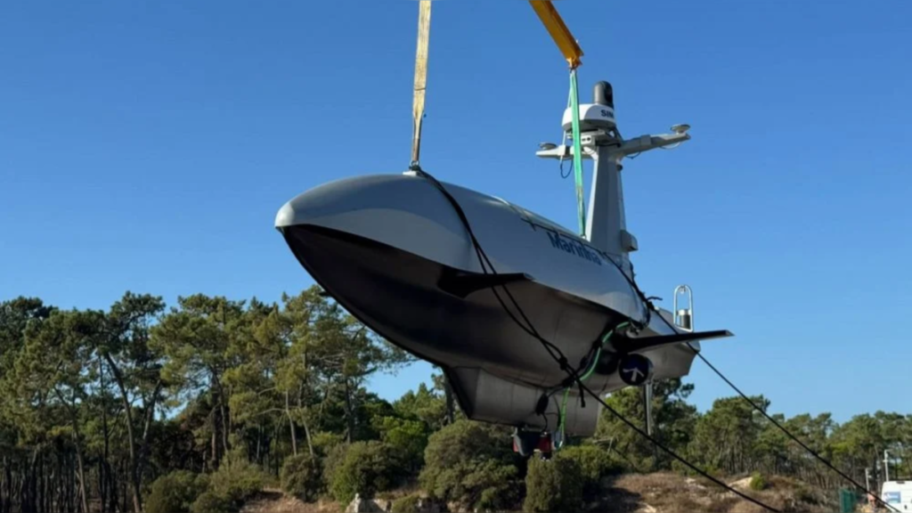REPMUS 2026: Marinha do Brasil acompanha sistemas marítimos não tripulados em Portugal 2 REPMUS 2026: USV “Trator do Mar”, da Marinha Portuguesa, durante manobra de içamento.