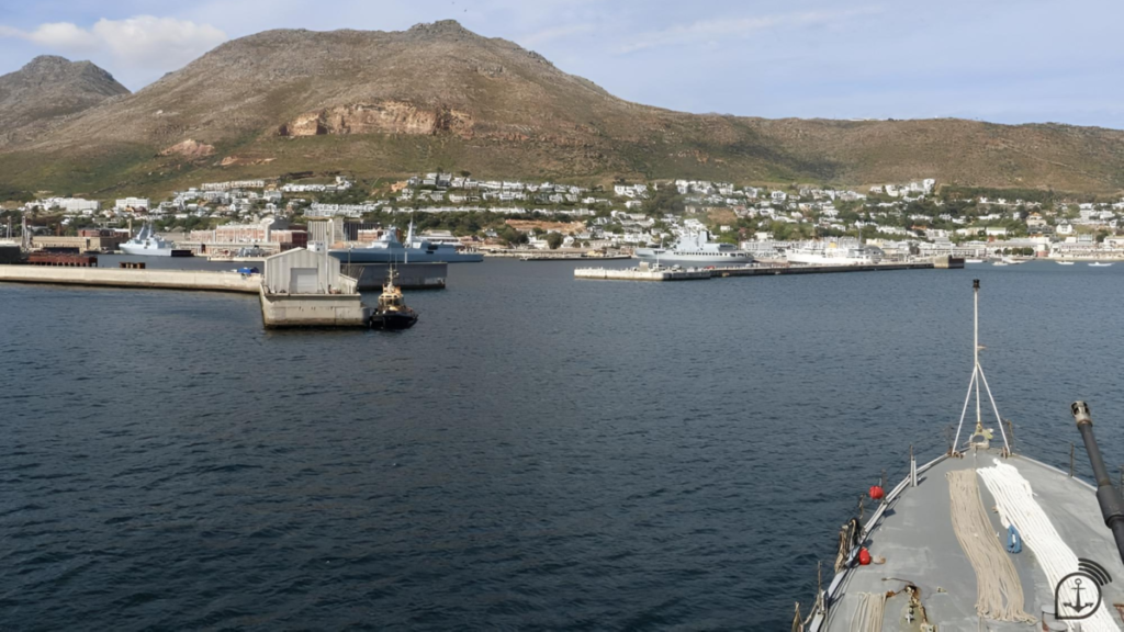 Corveta Barroso representa o Brasil na IBSAMAR IX com Índia e África do Sul 2 Corveta Barroso da Marinha do Brasil atracando em Simon’s Town, na África do Sul, durante a IBSAMAR IX.