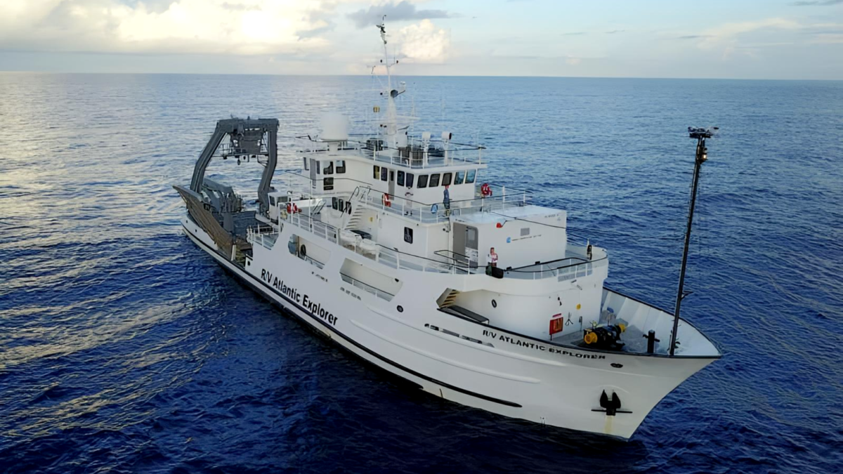 R/V Atlantic Explorer durante operação no mar