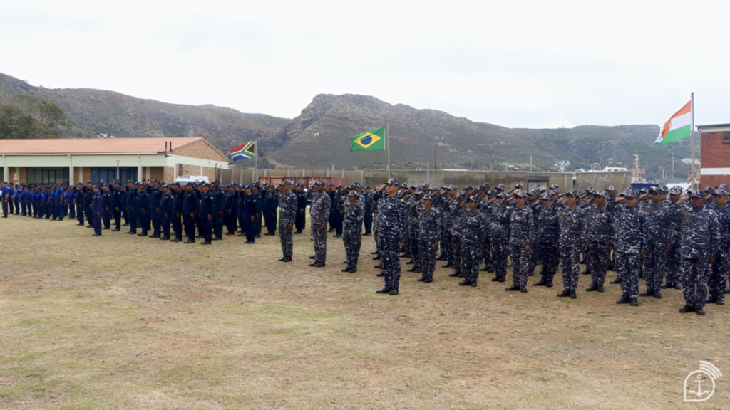 Corveta Barroso representa o Brasil na IBSAMAR IX com Índia e África do Sul 3 Militares do Brasil, da Índia e da África do Sul perfilados durante a cerimônia de abertura do exercício naval IBSAMAR IX.